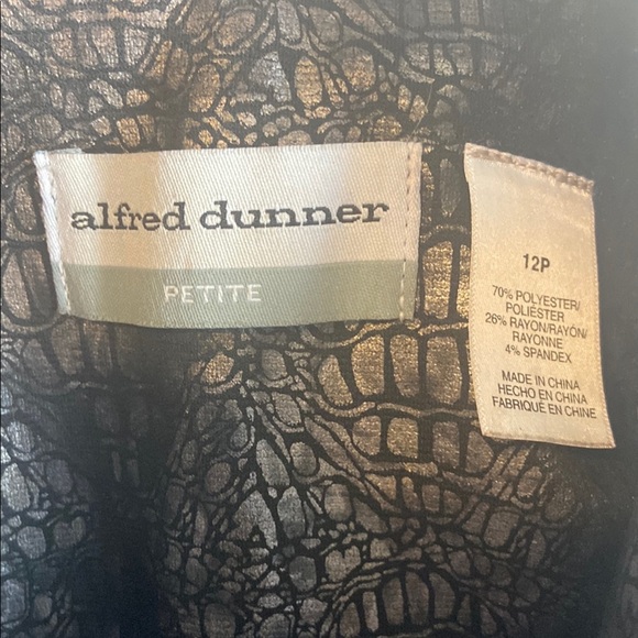 Elegant Black and Metallic Women's Jacket with a Snakeskin Design - Picture 4 of 5